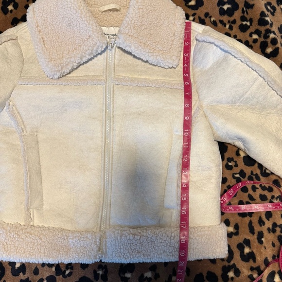 Abercrombie Sherpa CREAM
Cropped Vegan Suede Sherpa Jacket - Picture 11 of 11